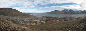 Longyearbyen in July with the snow gone. Image courtesy of Wikipedia.